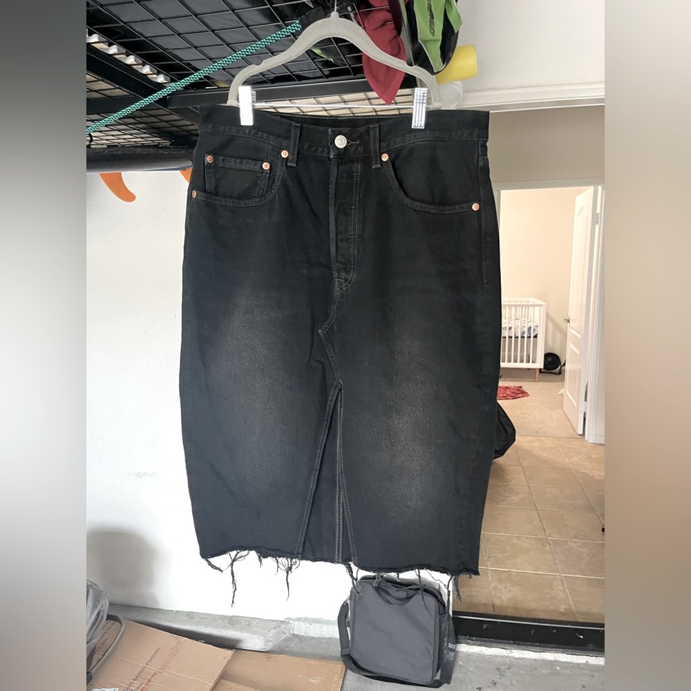 Levi’s black midi jean skirt